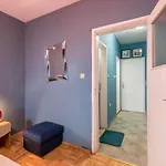 Private In The Centre Warna
