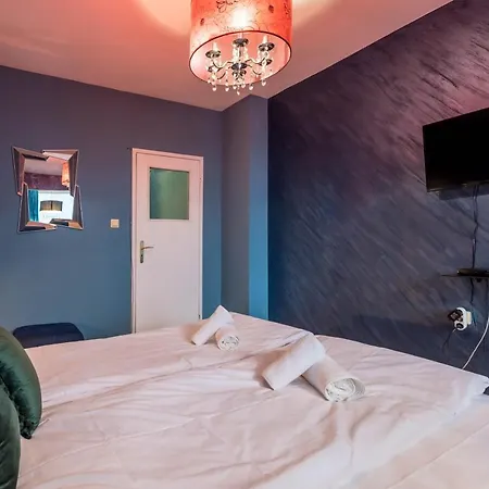 Private In The Centre فارنا